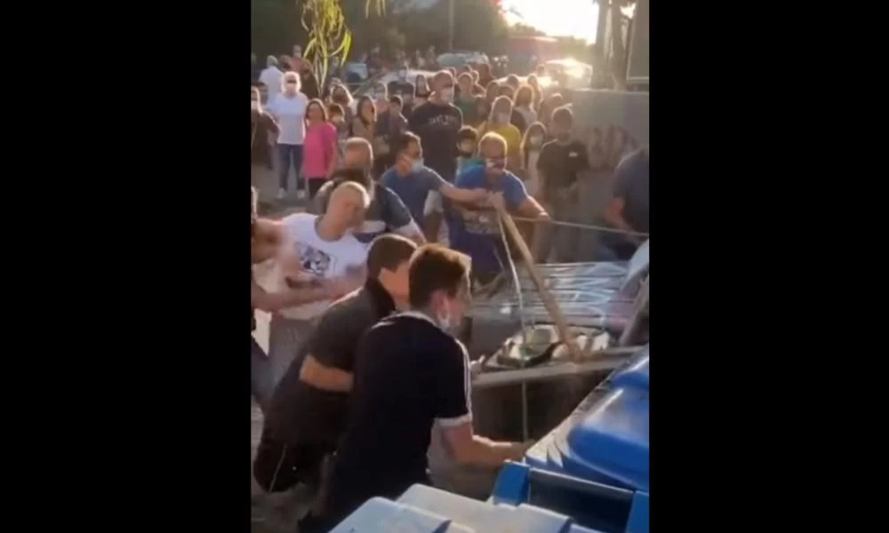 Γονείς προσπαθούν να "σπάσουν" κατάληψη σε σχολείο στον Άλιμο - ΒΙΝΤΕΟ